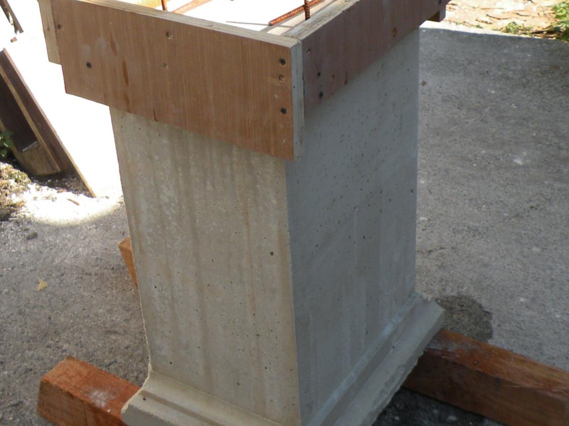 Socle reconstitué en marbre de Sost Socle reconstitué en marbre de Sost