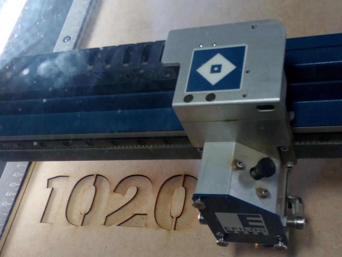 Découpe laser du pochoir dans l'atelier Fablab Découpe laser du pochoir dans l'atelier Fablab